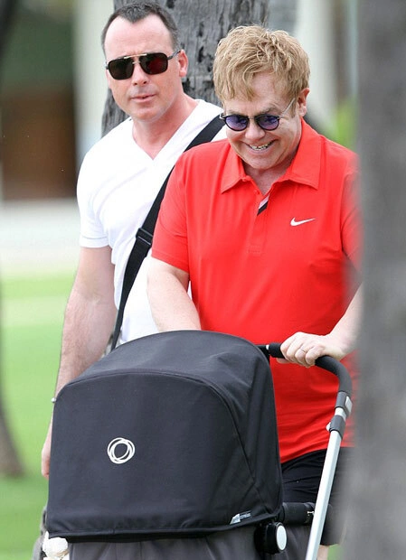 Elton John bên con trai nhỏ bé.