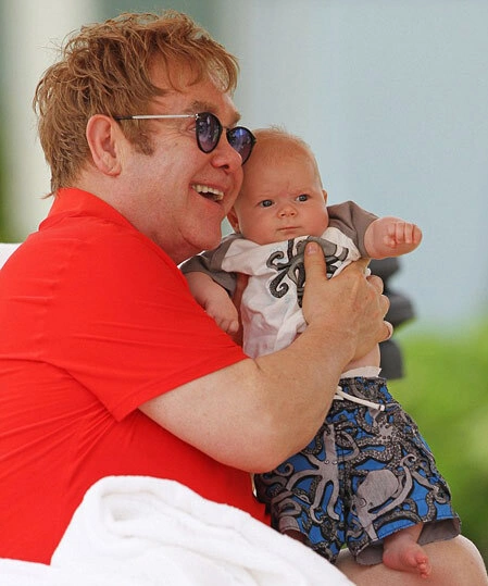 Elton John bên con trai nhỏ bé.