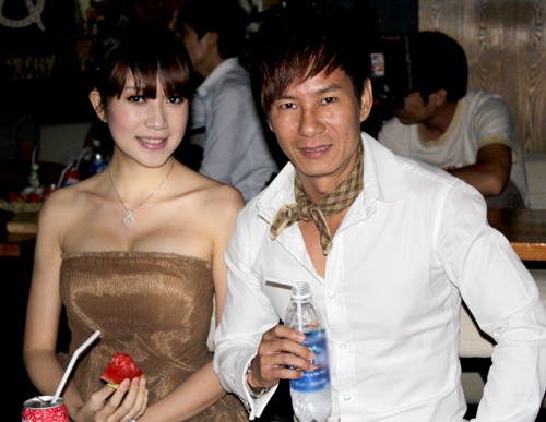 Lý Hải luôn đi cùng vợ.
