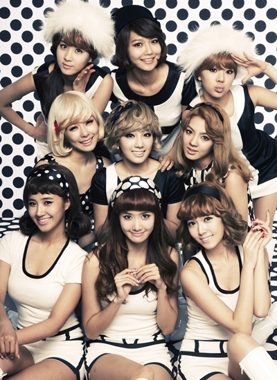 Các cô gái của SNSD với băng đô chấm bi.