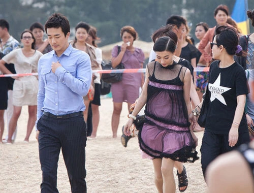 Kwon Sang Woo và Trương Bá Chi chuẩn bị cho một cảnh quay trong phim.