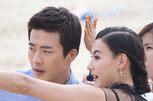 Bá Chi giúp Sang Woo trong một cảnh quay.