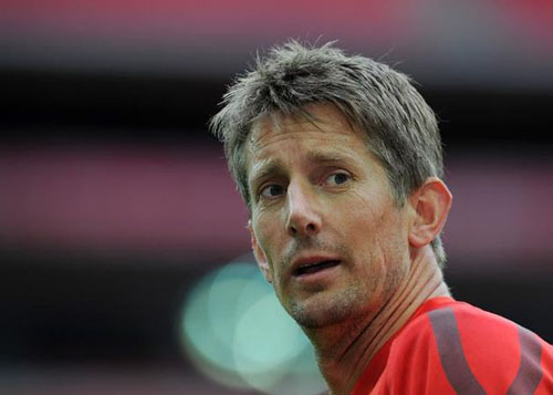 Van der Sar khẳng định nghỉ hưu vào tháng Giêng năm nay. Mùa giải cuối cùng của ông thấy anh ta nằm trong nhóm của PFA năm lần thứ ba, sau năm 2007 và 2008. Ông sẽ còn đội trưởng United trong trận đấu cuối cùng Old Trafford của mình, chống lại Blackpool vào tháng Năm.