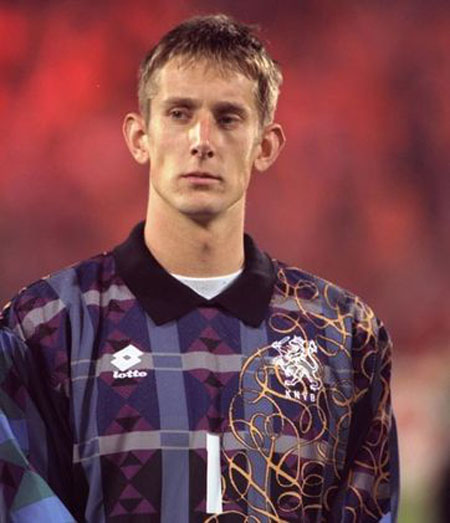 Các đội triều thiên vinh quang thời gian Van der Sar tại Ajax là năm 1995 Champions League. Ông được bình chọn là Thủ môn xuất sắc nhất châu Âu sau đó chiến thắng, một danh hiệu ông được chọn lên một lần nữa trong năm 2008, 2009 và 2010.