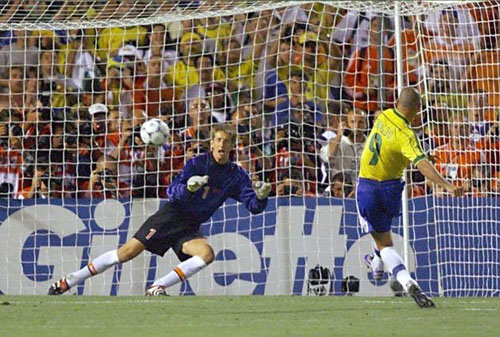 Van der Sar xuất hiện lần đầu quốc tế của ông vào năm 1995. Ông có ghi lại không may mắn được trong mục tiêu cho ba giải đấu liên tiếp eliminations trên chấm phạt đền, 96 Euro, World Cup 98 và Euro 2000. Ông là để tiết kiệm từ chỗ chống lại Thụy Điển trong chiến thắng tứ kết Euro 2004.