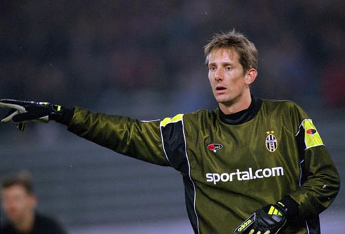 Van der Sar lại Ajax vào năm 1999 để trở thành người đầu tiên không phải người Ý để giữ mục tiêu cho Juventus. Ngay sau khi gia nhập, ông đã giành được Cup Intertoto với đội bóng mới của ông, một giải thưởng, ông cũng để giành chiến thắng tại Fulham vào năm 2002.