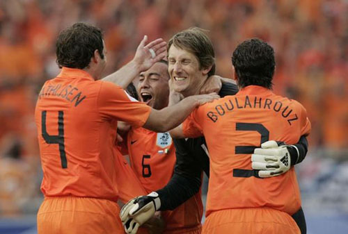 Van der Sar đã đi vào nhóm phù hợp World Cup 2006 với Bờ Biển Ngà vào một hoạt động của chín tờ liên tiếp sạch cho các đội tuyển quốc gia. Ông cũng đã phá vỡ kỷ lục của Frank de Boer xuất hiện của tất cả các thời gian cho người Hà Lan sau đó trong cùng một giải đấu.