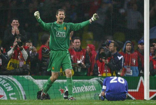 Ba hình phạt tiết kiệm trong năm 2007 Community Shield đã giúp Manchester United bắt đầu mùa giải trên một cao với một shoot-out chiến thắng trước Chelsea. Đó là một cú đá phạt tại chỗ tiết kiệm, từ Nicolas Anelka ở Moscow, vào cuối mùa giải đã giúp United đánh bại Chelsea trên chấm phạt đền một lần nữa, nhưng lần này nó dẫn đến chiến thắng Champions League.