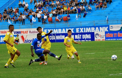 Anjembe liên tục đe dọa khung thành SLNA. Ảnh: Lê Hiếu.