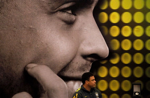Ronaldo trong cuộc họp báo, một ngày trước khi trận đấu diễn ra.