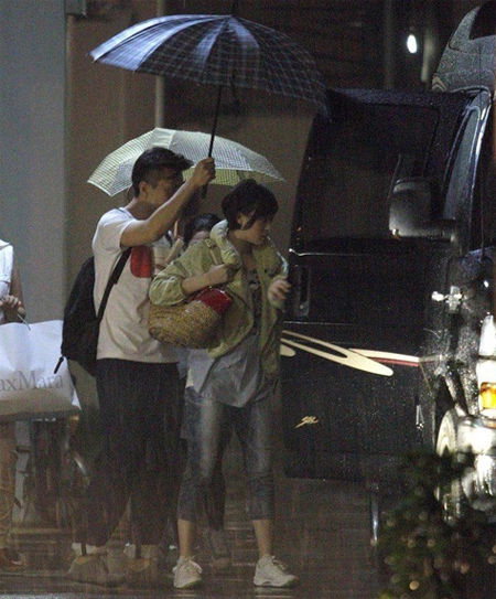 Mặc dù mang thai đến khoảng giữa thai kỳ, trông Tôn Lệ vẫn nhất nhanh nhẹn.