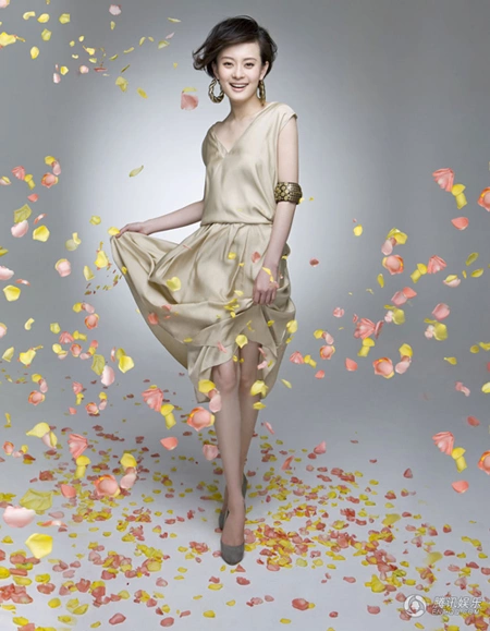 Vài ngày trước, Tôn Lệ gây bất ngờ cho khán giả khi xuất hiện trên tạp chí với vẻ đẹp rực rỡ, căng tràn sức sống.