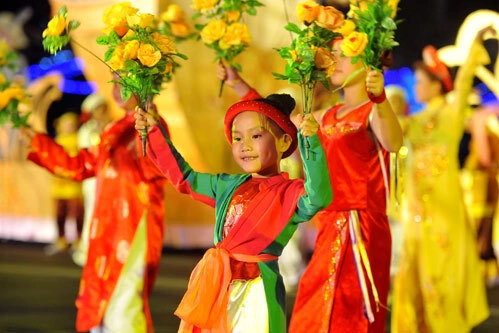 Các em xinh tươi trong tấm áo tứ thân.