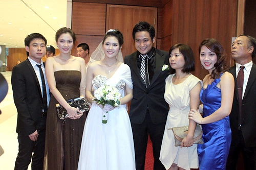 Trước giờ cử hành hôn lễ, cô dâu, chú rể bận bịu với việc đón tiếp khách mời.