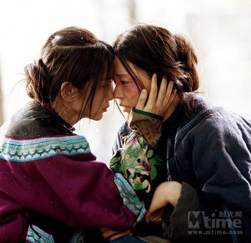 'Tuyết Hoa và cây quạt bí mật' nói về mối quan hệ 'lão đồng' của hai cô gái, họ dùng ngôn ngữ bí mật viết trên cây quạt để tâm tình với nhau và sẻ chia những khổ đau trong cuộc sống.