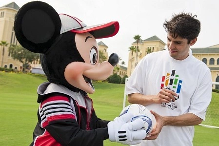 KaKa ký tặng chuột Mickey. Ảnh: 101GG.