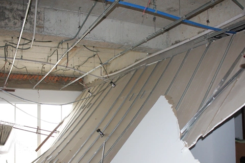 Trần nhà kết cấu sơ sài, thiếu an toàn.