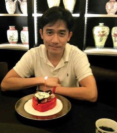 Lương Triều Vỹ khoe hình ảnh bên chiếc bánh sinh nhật.