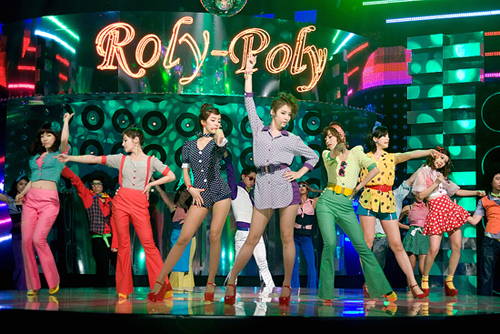 Trở lại sân khấu Mnet Countdown với Roly - Poly, các cô gái xinh đẹp và tài năng không chỉ mang đến những màn biểu diễn sôi động.