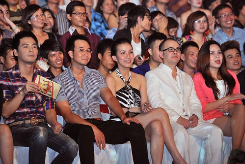 Từ trái sang: MC Phan Anh, vợ chồng Hoa hậu Thùy Lâm, doanh nhân Quốc Nam và ca sĩ Lưu Hương Giang.