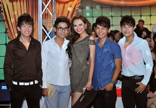 Người đẹp chụp ảnh lưu niệm với 4 chàng trai của nhóm V.Music.