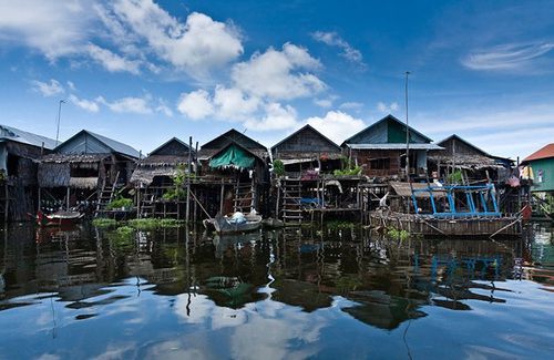 Những ngôi nhà được dựng san sát nhau.