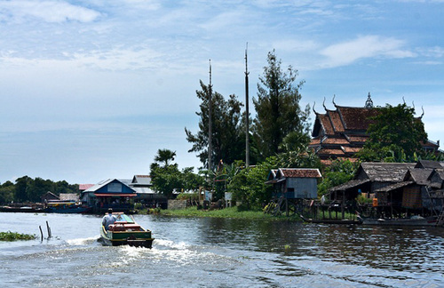 Phương tiện di chuyển chủ yếu ở làng nổi là những chiếc ghe, thuyền và ca nô.