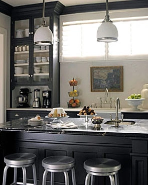 Căn bếp màu đen cũng rất ấn tượng.