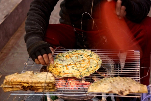 Bánh tráng cuộn trứng.