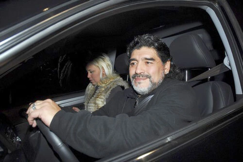 Maradona chỉ bị thương nhẹ sau vụ va chạm. Ảnh: PA.