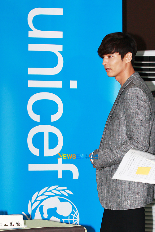 Với vai trò là đại sứ của Unicef, Won Bin tham gia lễ ký kết hợp tác giữa tổ chức này và hãng thực phẩm, với mục tiêu giúp đỡ trẻ em nghèo trên thế giới có được nguồn lương thực.