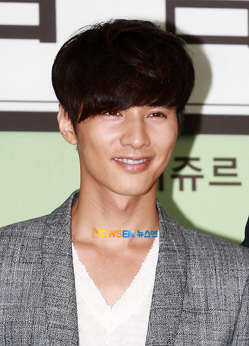 Won Bin tham gia một sự kiện từ thiện do Uniceff và một hãng thực phẩm hợp tác tổ chức.