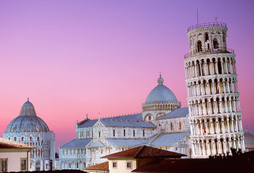 Tháp nghiêng Pisa nằm giữa những ngôi nhà mái vòm, mang đậm phong cách kiến trúc Italy.