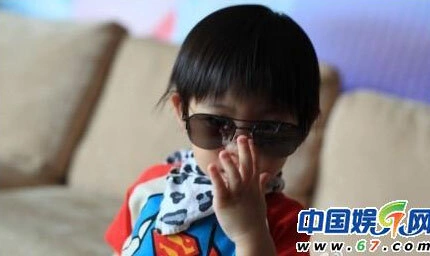 Trông rất ngầu với cặp kính đen.