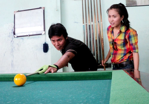 Thùy Trang bước vào thử thách đầu tiên, phải học cách đánh bida và có thể thi đấu được trong vòng 20 phút.