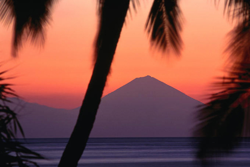 Khi chiều tà, Bali như chìm trong không khí kỳ ảo, rực rỡ của ánh hoàng hôn.