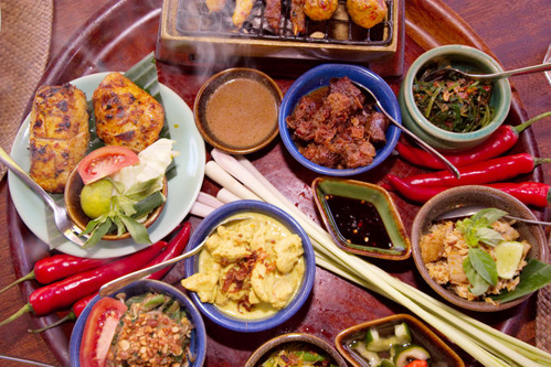 Tới Bali, du khách không thể bỏ qua những món ăn đặc sản nơi đây. Món ăn ở Bali nổi tiếng với vị cay và màu sắc bắt mắt.