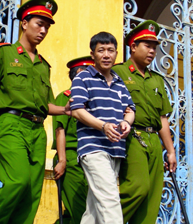 Bị cáo Luân 'Con' bị dẫn ra xe tù sáng 1/8. Ảnh: Tá Lâm.