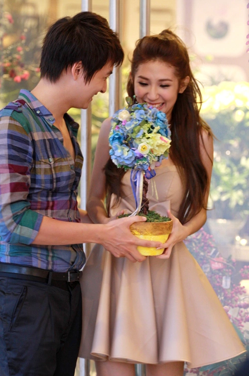 Sau khi quyết định vẫn ở lại Music Box để hòan thành nốt 2 năm hợp đồng còn lại, Ngô Kiến Huy đã tiến hành quay 2 video clip Chuyện chúng mình và Cho vơi nhẹ lòng cho album vol 3 phát hành vào cuối tháng 8 của mình.