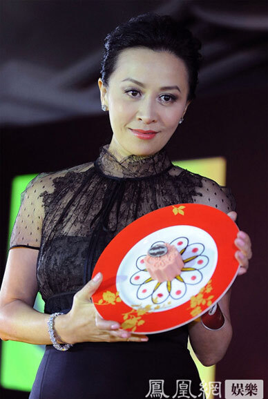Nữ diễn viên giới thiệu loại bánh trung thu ở Thành Đô.