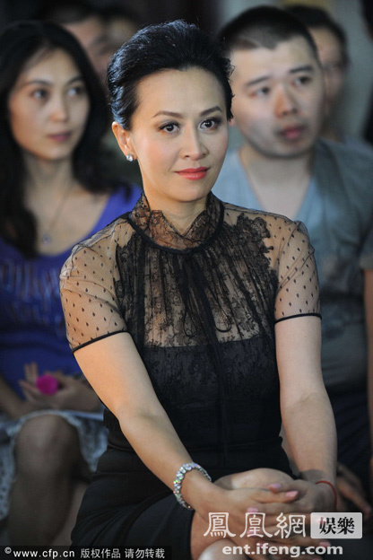 Ở tuổi 45, Lưu Gia Linh vẫn khiến các cô gái ghen tị vì làn da láng mịn, trẻ trung.
