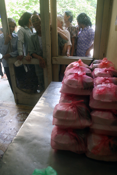 Được biết những bệnh nhân có giấy chứng nhận hộ nghèo sẽ được bệnh viện cấp phiếu xin cơm. Ngoài ra người nhà bệnh nhân và những gia đình hoàn cảnh khó khăn khác sẽ được phát cơm phụ, mì tôm và nhiều quà khác. Sau 11 giờ, nếu cơm vẫn còn thì sẽ phát cho các bệnh nhân còn lại. Buổi chiều là lúc phát cháo.