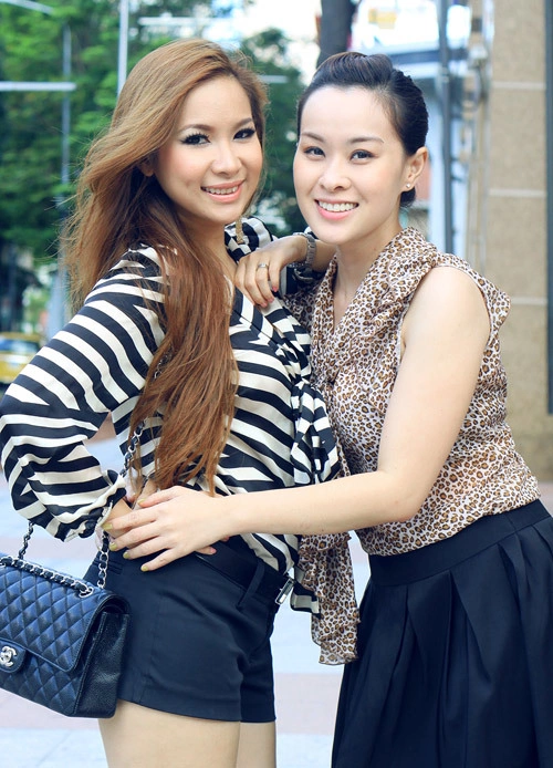 Khoảnh khắc xinh tươi của Duy Uyên và Thúy Nga trong một chiều Sài Gòn đầy nắng.