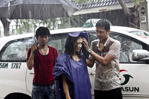 Diễn viên Sa Khang (áo đỏ) cũng tham gia diễn xuất ở vai Dũng.