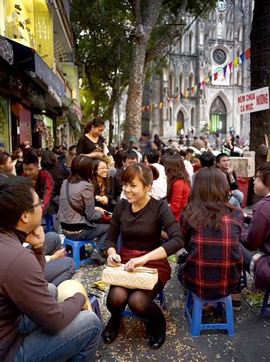 Ngoài vẻ cổ kính, du khách tới Hà Nội còn được hòa mình vào không khí sôi nổi, trẻ trung của nhiều hàng quán. Trung tâm Hà Nội hiện là nơi tụ họp yêu thích của nhiều bạn trẻ.