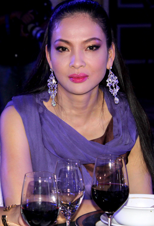 Chị diện trang phục