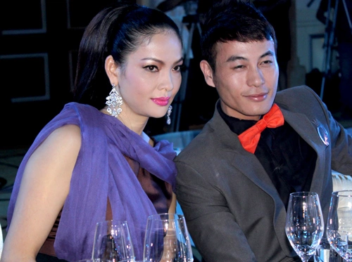 Thủy Hương đi dự tiệc cùng một người bạn.