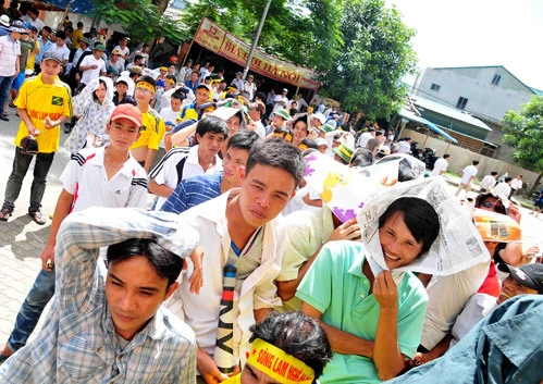 Nhiều CĐV đến sân rất sớm, bất chấp nắng nóng ở Vinh.