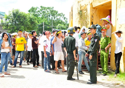Khán giả xếp hàng trật tự vào sân.