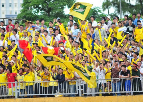 Sân Vinh chật cứng khán giả cổ vũ cho SLNA.